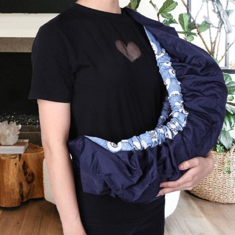 Porte bebe hamac Baby Cocoon Marin porté en bandoulière - Position naturelle et ergonomique pour nouveau-né avec motifs marins apaisants