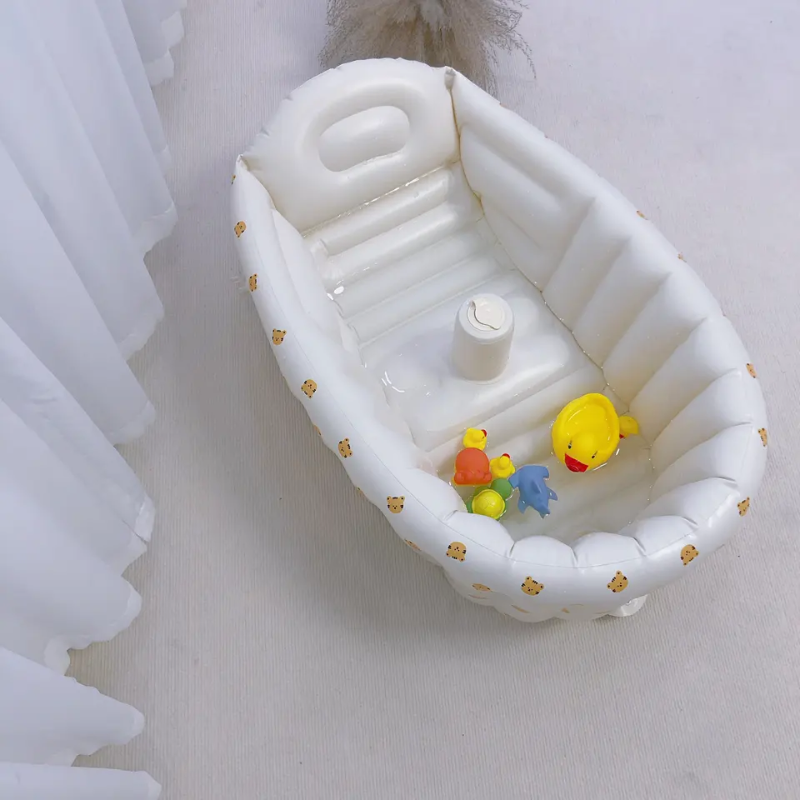 Vue de dessus baignoire gonflable avec jouets de bain - Espace généreux pour jouer
