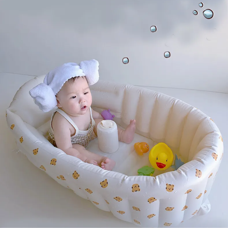 Bébé dans baignoire gonflable motif ourson avec jouets de bain - Sécurisée et ludique