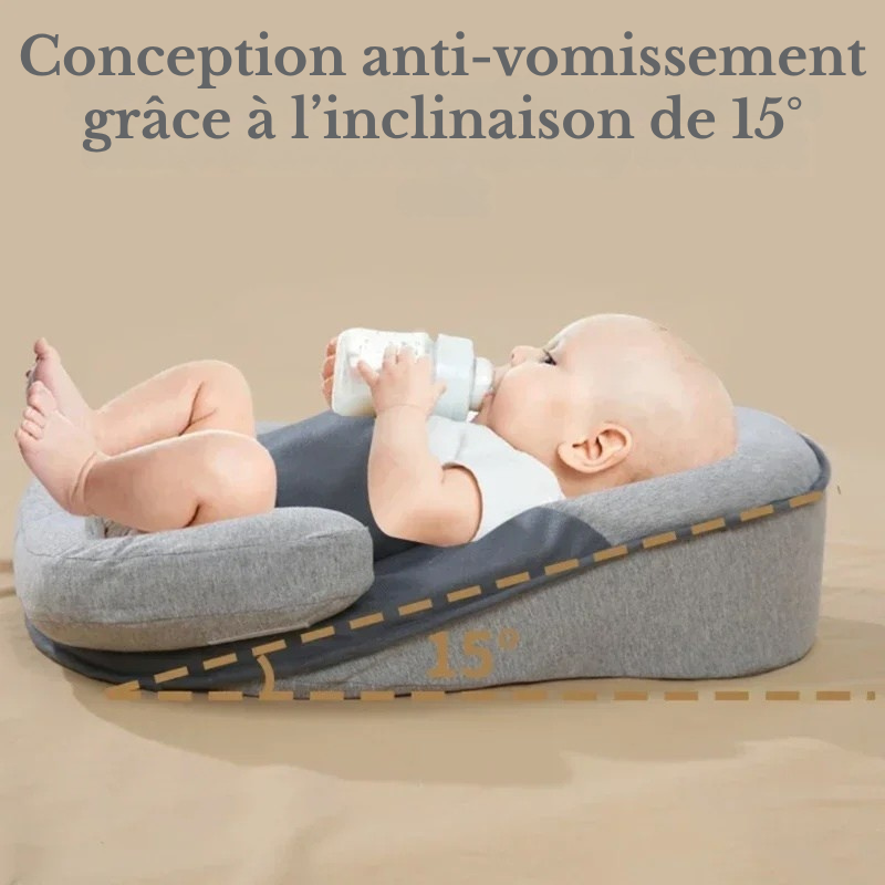 Bébé buvant biberon sur coussin incliné 15° anti-vomissement, conception étudiée prévention reflux gastrique