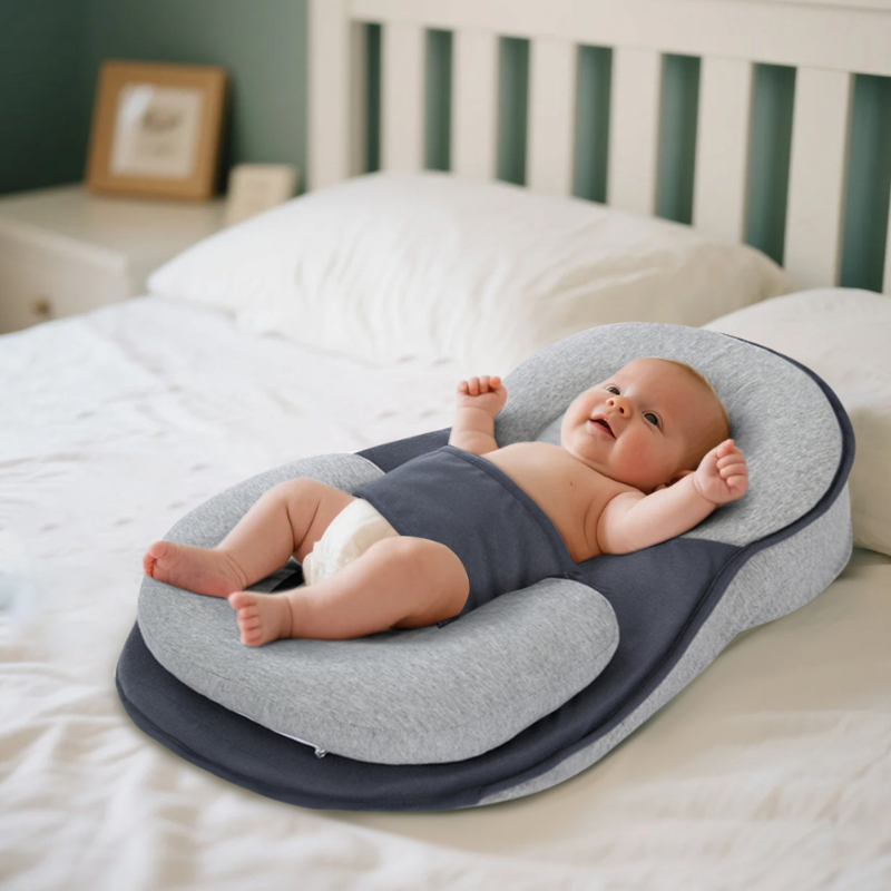 Bébé dormant sereinement sur coussin anti-reflux dans lit parental, sécurité et confort partagé nuit