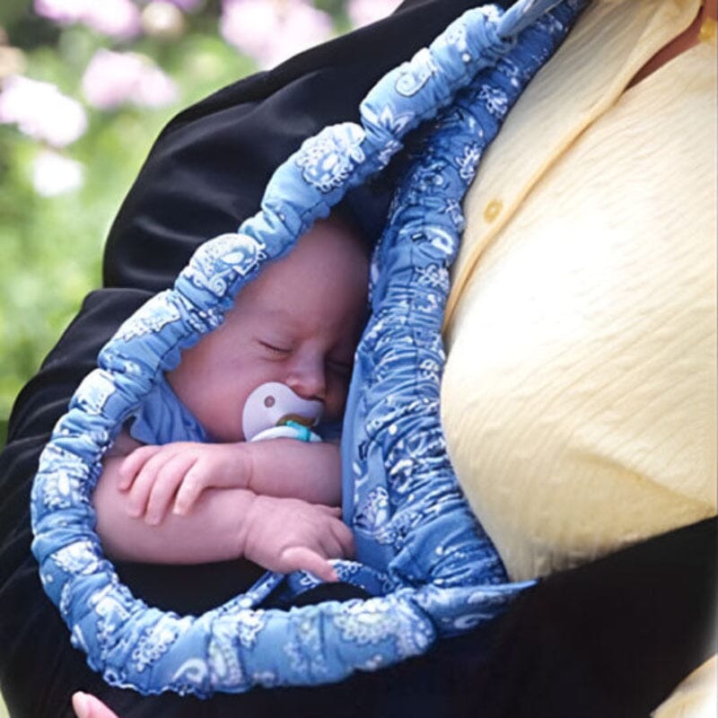 Bébé paisiblement endormi dans porte bebe hamac marin Baby Cocoon - Position fœtale naturelle et rassurante avec tétine