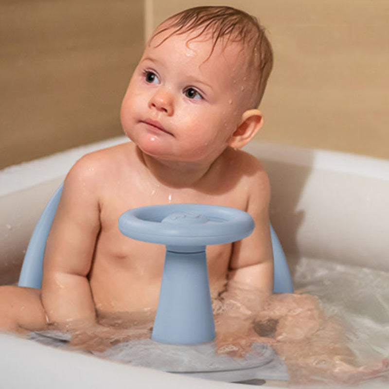 Bébé utilisant siège de bain bleu dans baignoire avec volant ludique - sécurité et amusement garantis