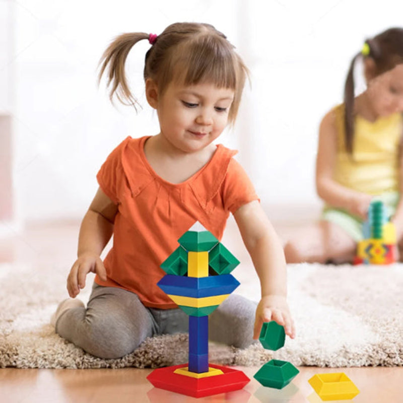 Enfant fille en orange construisant tour avec blocs de construction - jeu collectif éducatif