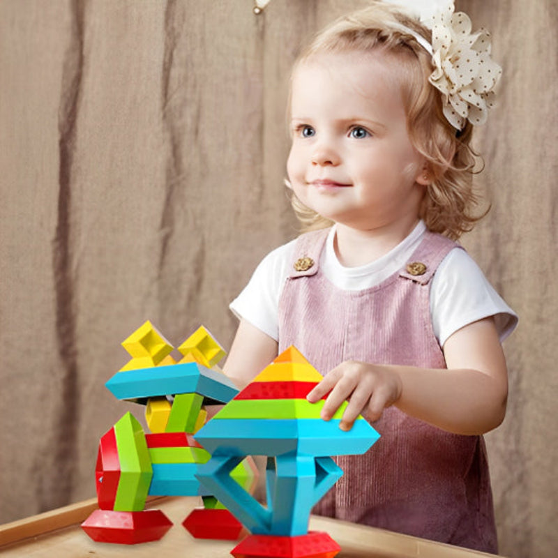 Petite fille blonde créant structures avec blocs de construction ABS - jouet créatif enfant