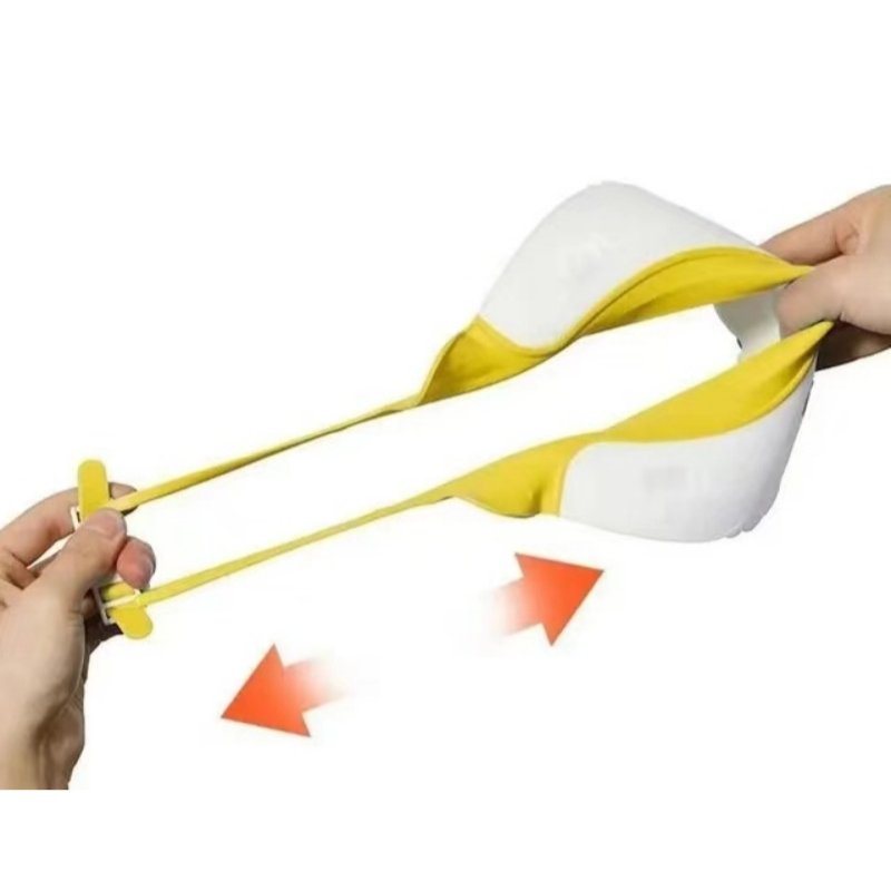 Bonnet de bain bébé jaune ultra-élastique étiré entre deux mains, démonstrant sa flexibilité et résistance pour tous types de têtes