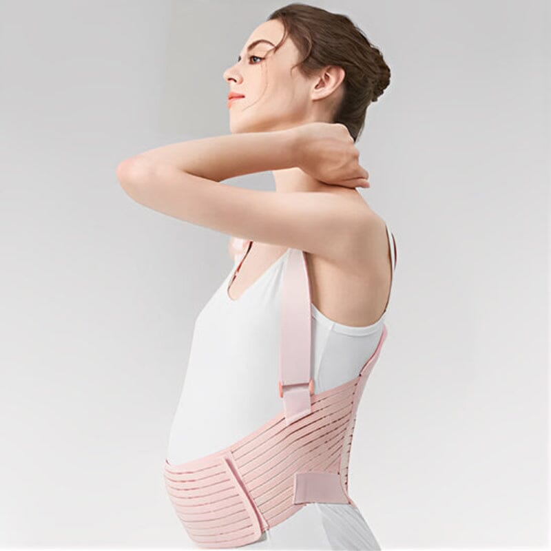 Future maman utilisant ceinture maternité rose au quotidien, confort et mobilité préservés pendant grossesse