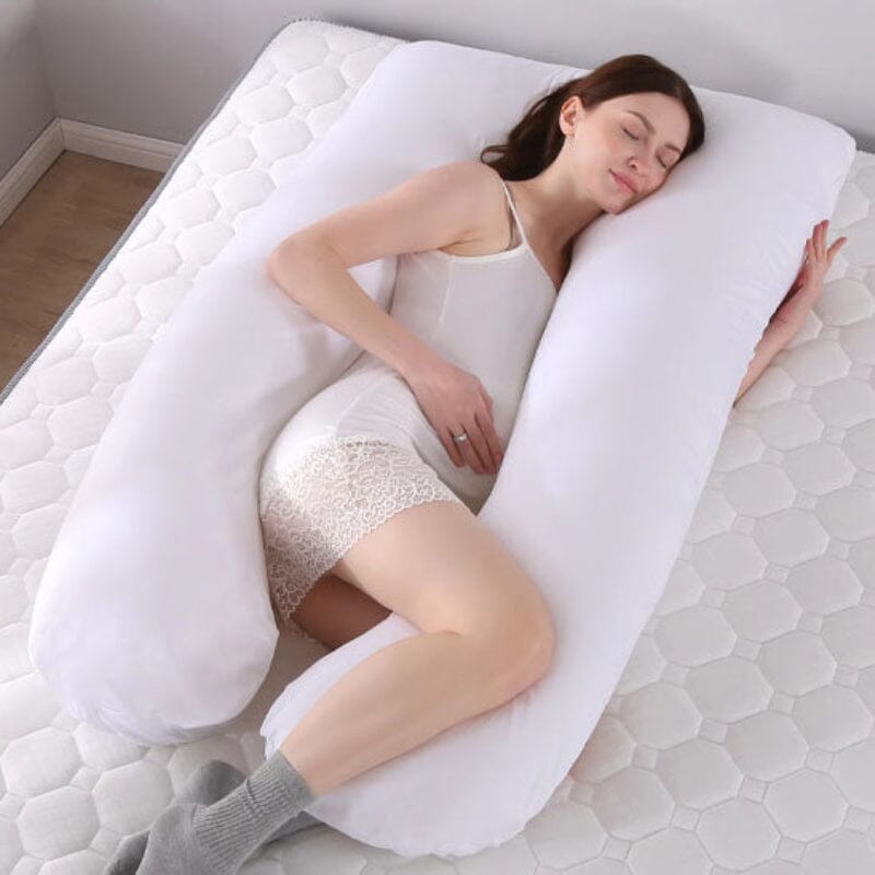 Femme enceinte dormant paisiblement avec coussin de grossesse blanc corps complet 140cm, soutien intégral ventre dos et jambes pour nuit sereine