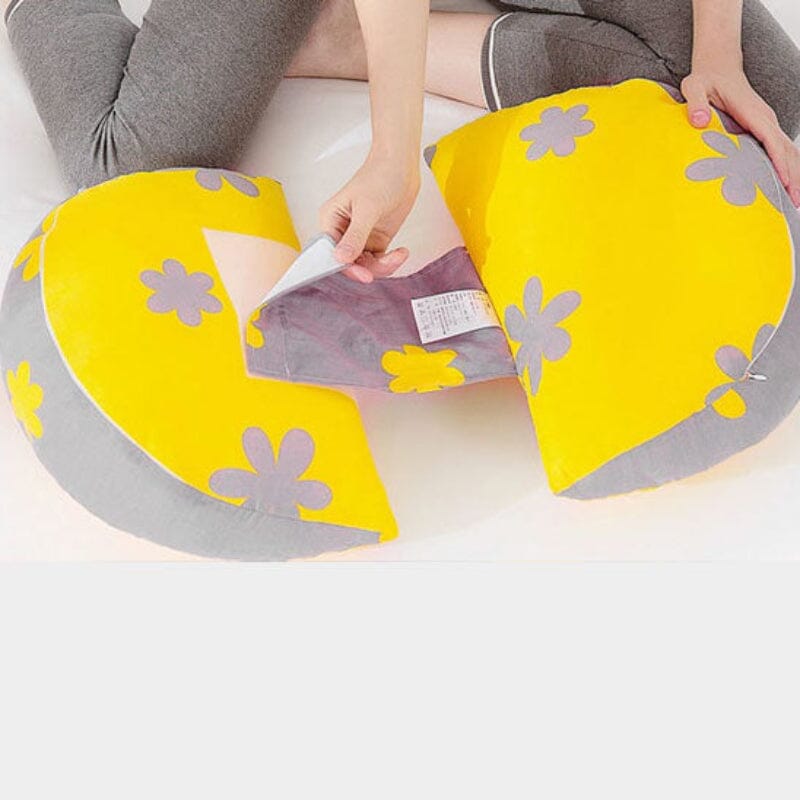 Détail coussin de grossesse avec housse amovible à motifs floraux jaune et gris - fermeture éclair pour lavage facile