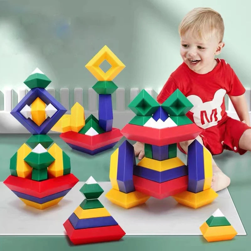 Enfant jouant avec des blocs de construction empilés en structures colorées développant la créativité et l'imagination