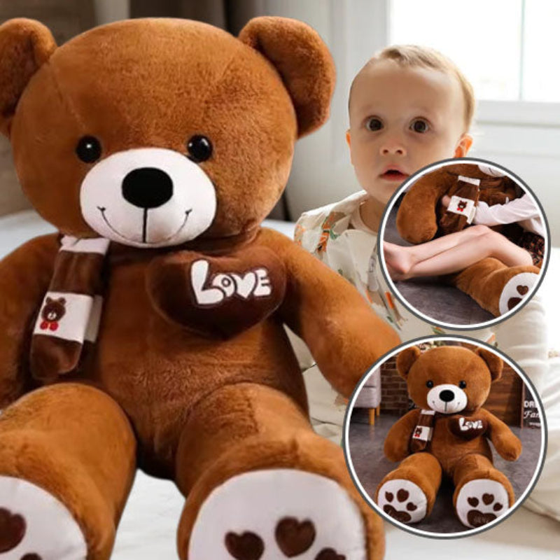 Enfant avec un ours en peluche brun LOVE, moment tendresse