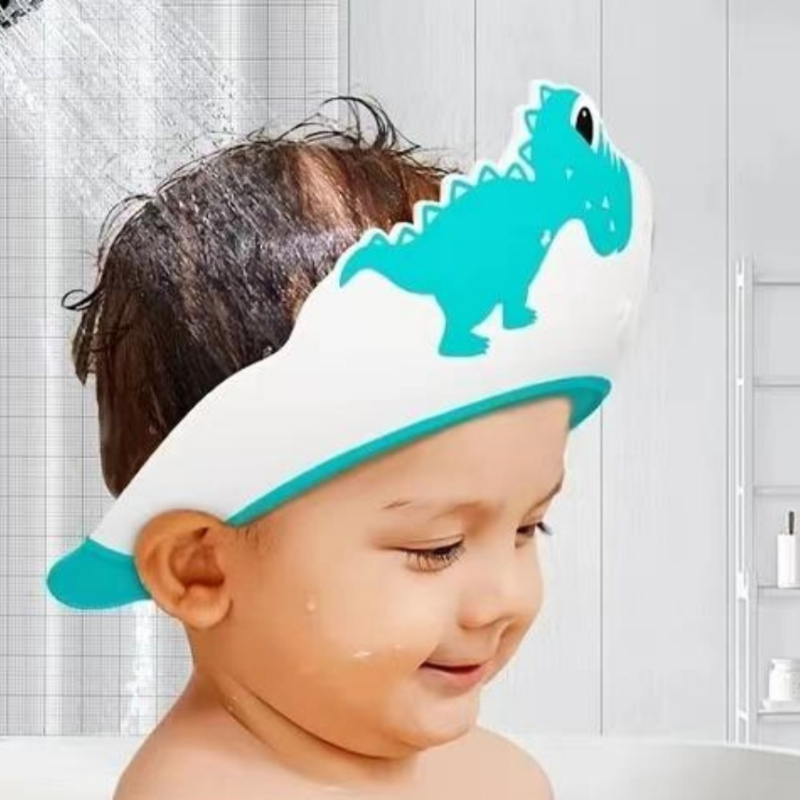 Profil d'enfant avec bonnet de bain dinosaure bleu, cheveux mouillés protégés, visière efficace contre éclaboussures