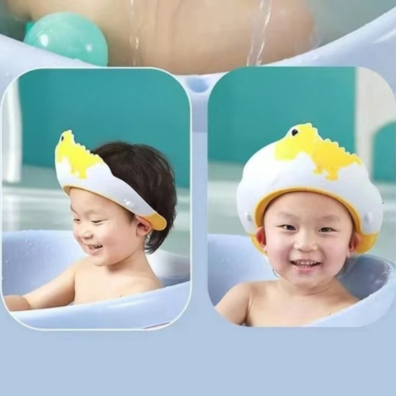Deux enfants joyeux dans leur bain portant des bonnets de bain dinosaure jaune, démonstration de l'efficacité anti-pleurs