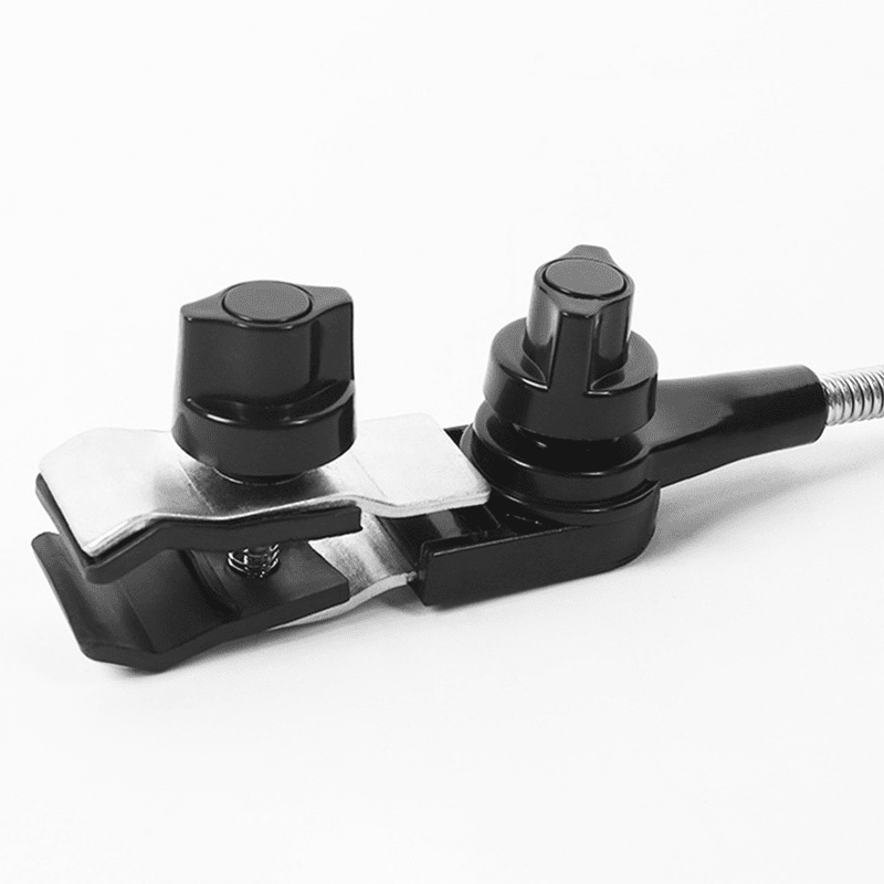 Gros plan sur le mécanisme de fixation noir métallique du parapluie pare-soleil pour poussette, système de serrage solide