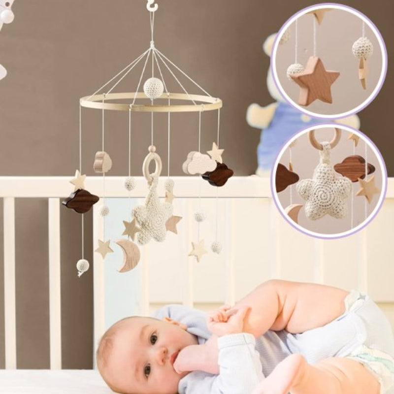Bébé captivé par son mobile artisanal avec lapin crocheté, étoiles en bois et éléments naturels - Stimulation visuelle douce