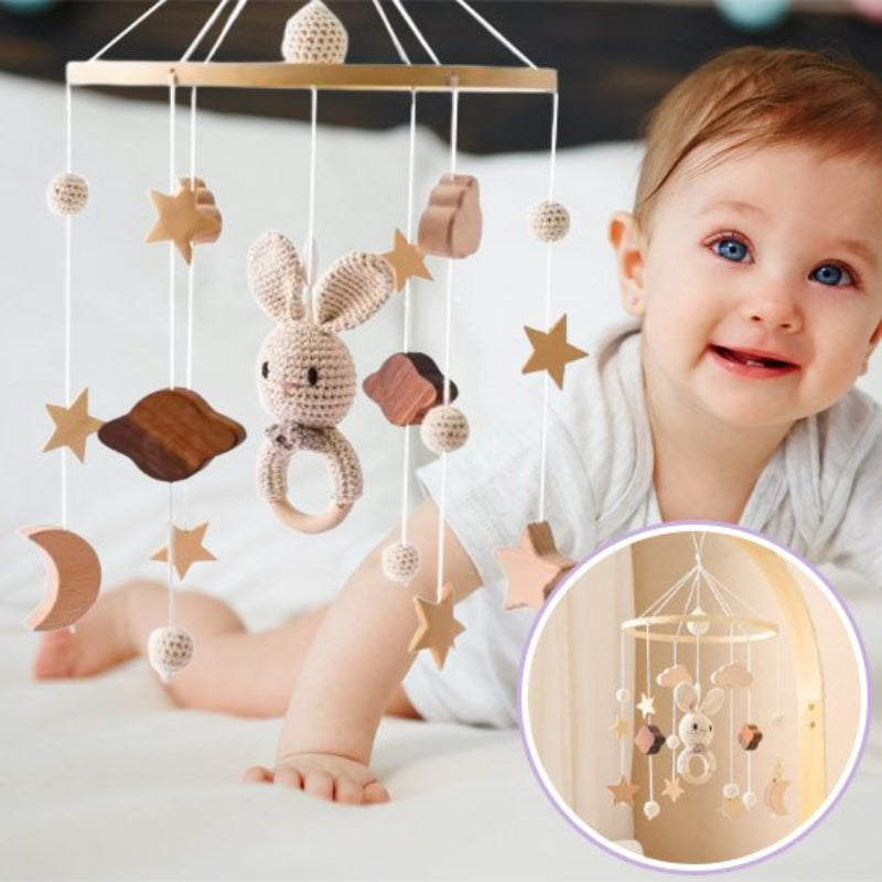 Bébé éveillé interagissant avec mobile artisanal à lapin crocheté - Développement moteur et coordination œil-main