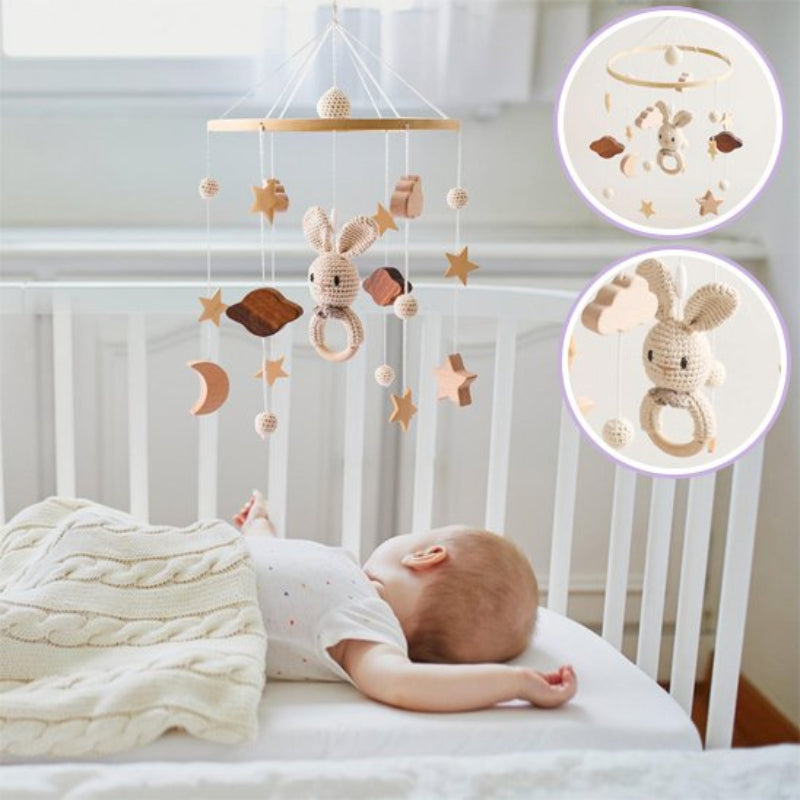 Mobile bebe artisanal apaisant avec lapin en crochet favorisant l'endormissement - Matériaux naturels bois et crochet