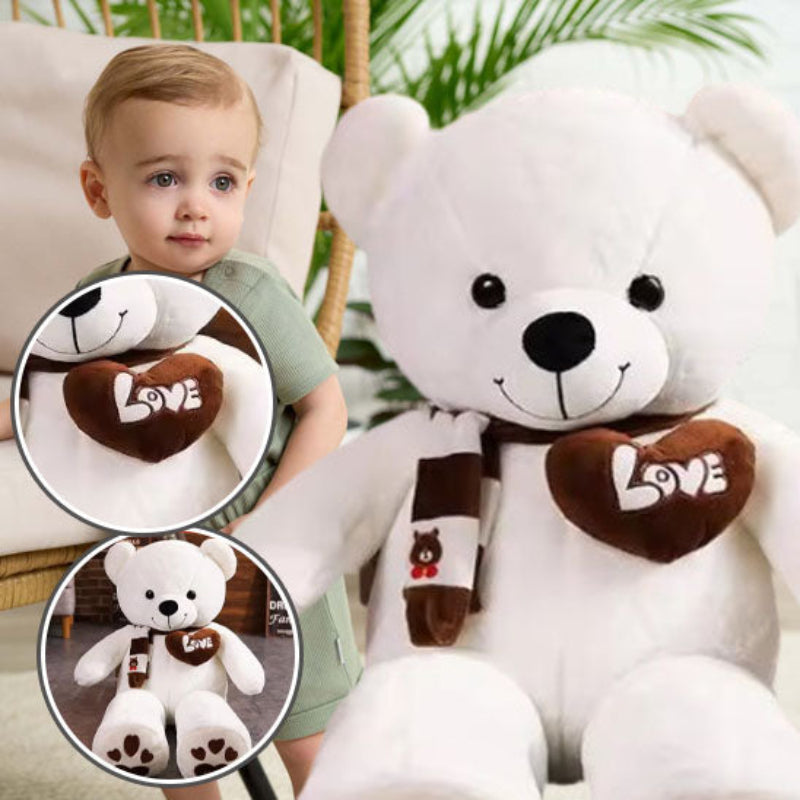 Ours en peluche blanc LOVE avec enfant dans salon décoré de plantes