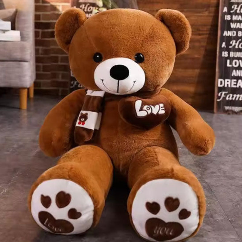 Ours en peluche brun avec cœur LOVE dans salon cosy, décoration tendance