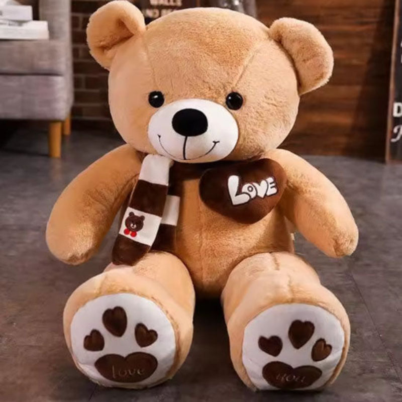 Ours en peluche marron avec cœur LOVE dans salon cosy, décoration tendance