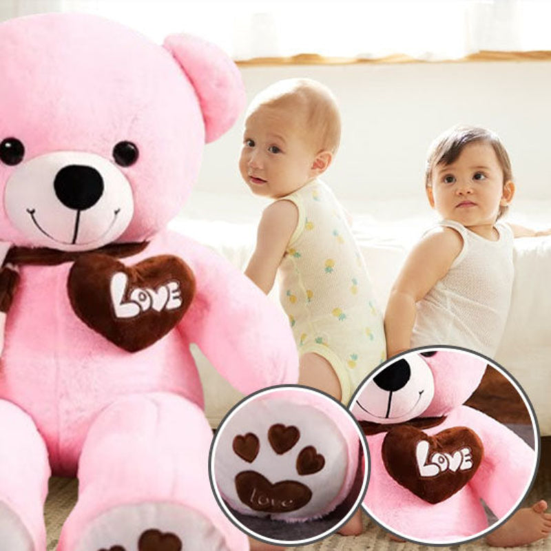Ours en peluche rose 80cm avec deux enfants dans salle de jeu famille