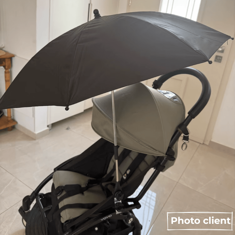 Parapluie pare-soleil noir monté sur poussette avec système de fixation simple et élégant pour protection solaire