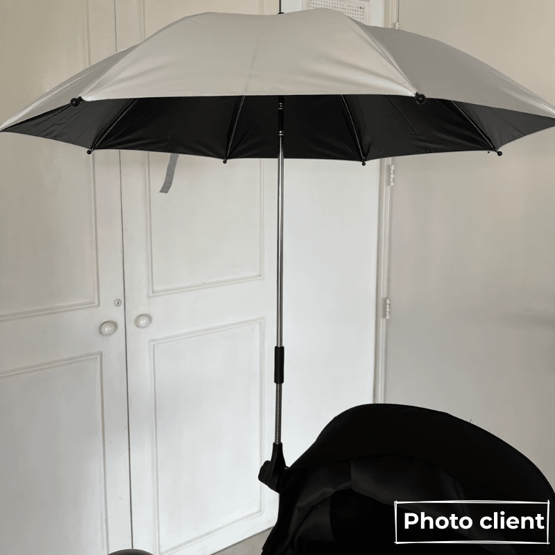 Parapluie pare-soleil pour poussette installé en intérieur démontrant la facilité d'utilisation et le système de fixation