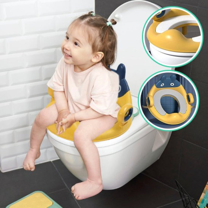 Réducteur de toilette avec surface antidérapante et poignées, enfant en tenue beige utilisant le siège confortablement