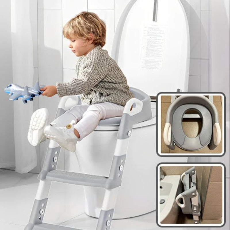 Réducteur de toilette design moderne blanc et gris, garçon en pantalon blanc, échelle pliable et siège rembourré