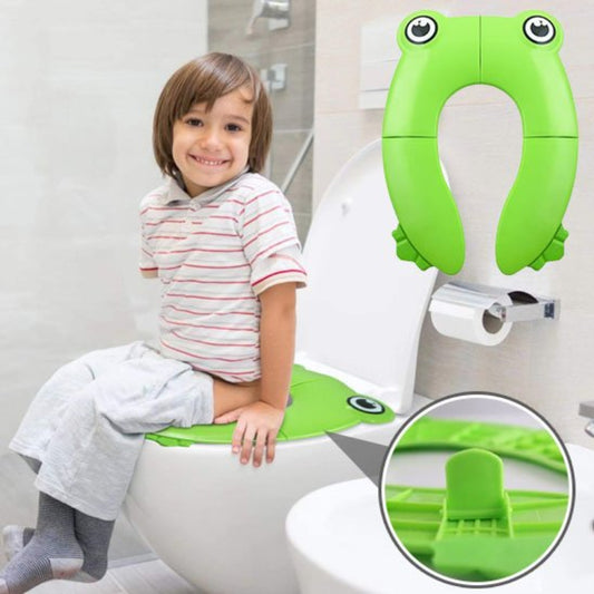 Réducteur de toilette pliable design grenouille verte avec yeux rigolos, enfant en polo rayé utilisant de façon autonome