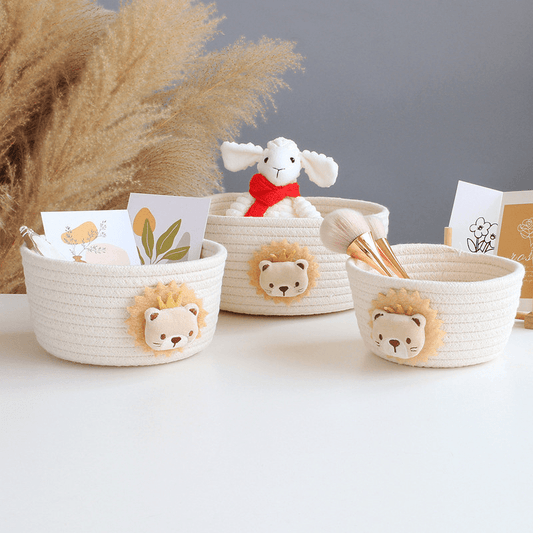 Trio LeoTidy™ – Paniers Ronds avec Lion Brodé Panier de rangement Entre Bébé et Moi LeoTidy™ Crinière Vanille