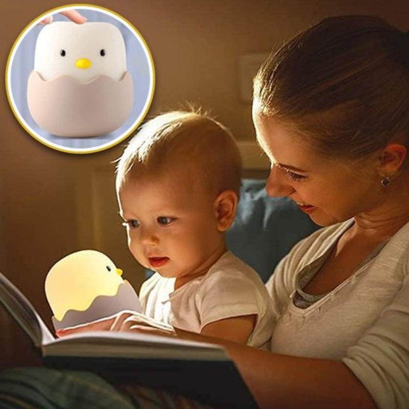 Veilleuse enfant en forme de poussin dans un œuf diffusant une lumière douce pour le rituel du coucher de bébé
