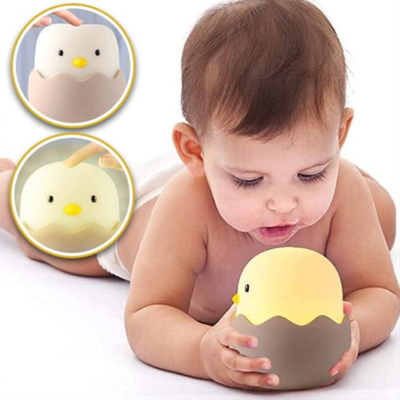 Veilleuse enfant en forme de poussin dans un œuf diffusant une lumière douce