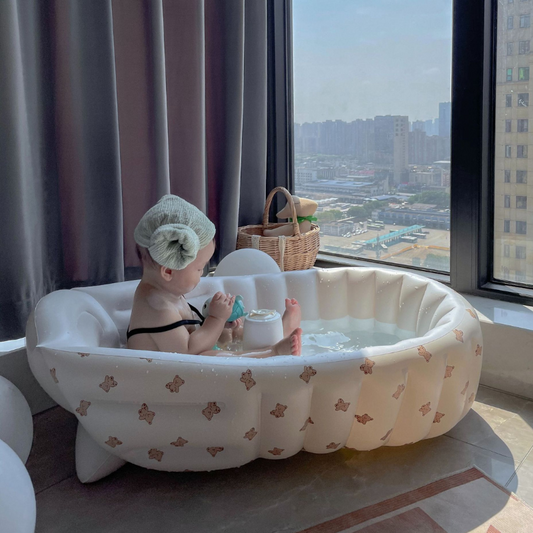 Bébé utilisant baignoire gonflable près fenêtre - Pratique et confortable pour appartement