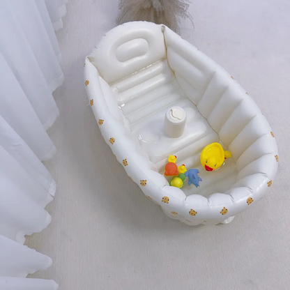 Vue de dessus baignoire gonflable avec jouets de bain - Espace généreux pour jouer