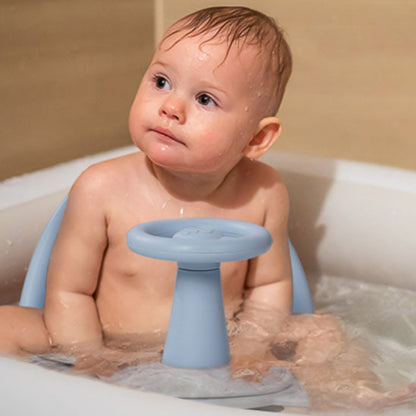 Bébé utilisant siège de bain bleu dans baignoire avec volant ludique - sécurité et amusement garantis