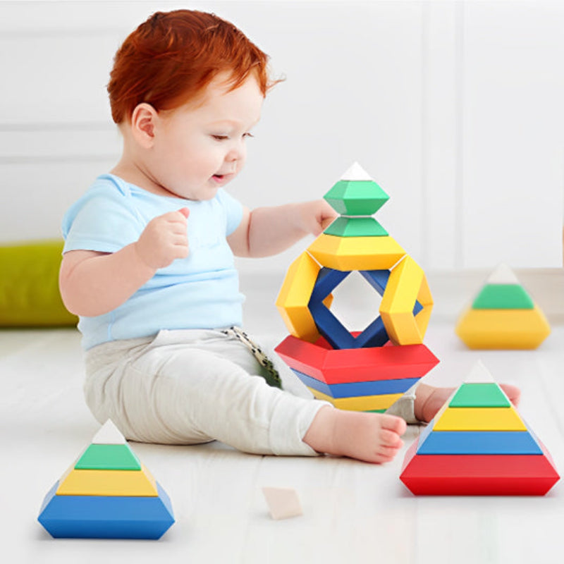Bébé aux cheveux roux découvrant blocs de construction géométriques - développement motricité fine