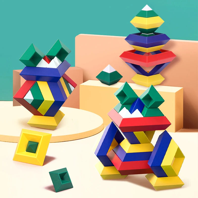 Blocs de construction géométriques colorés arrangés en formes créatives avec des pièces bleues, jaunes, rouges, vertes et blanches sur fond pastel
