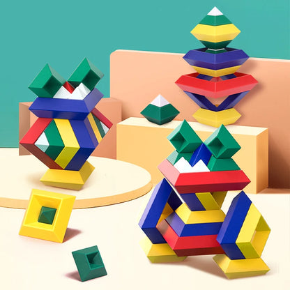 Blocs de construction géométriques colorés arrangés en formes créatives avec des pièces bleues, jaunes, rouges, vertes et blanches sur fond pastel