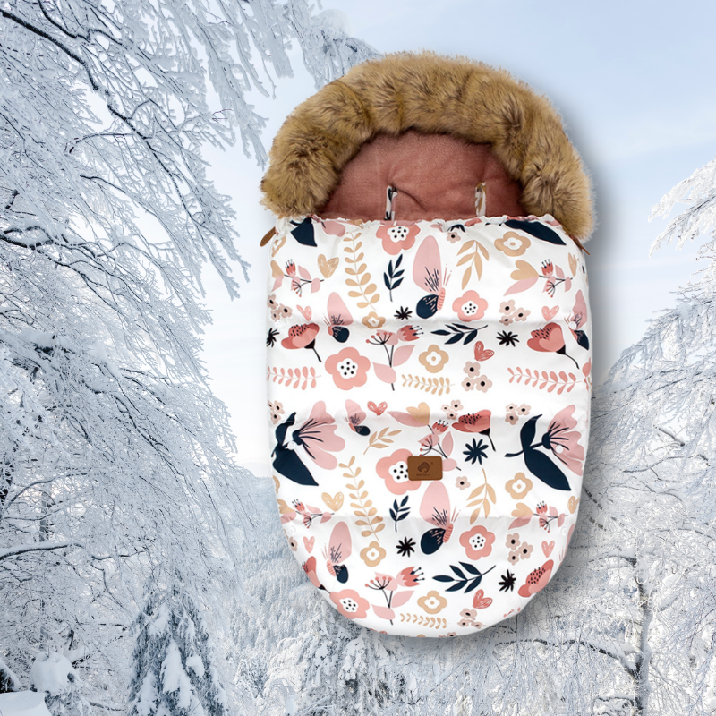 chanceliere blanche avec des fleurs sur un fond enneigé