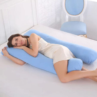 Future maman se reposant avec coussin maternité bleu ciel forme U, enveloppement complet du corps pour détente optimale et circulation améliorée