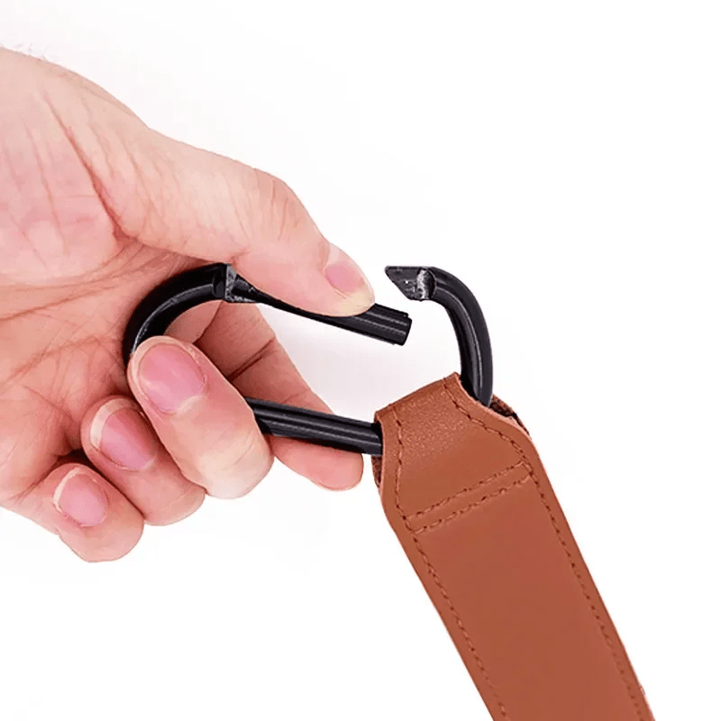 CrochéBalade attache poussette cuir marron - démonstration ouverture mousqueton facile