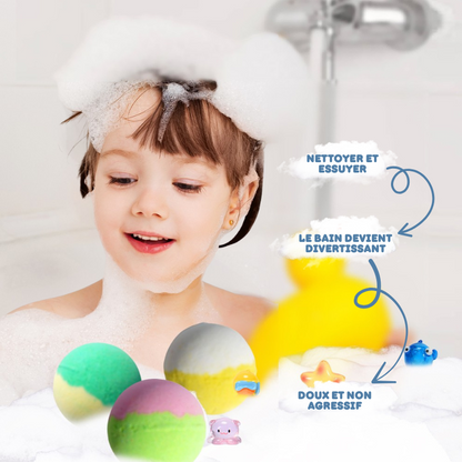Petit enfant s'amusant dans son bain avec bombes de bain colorées et jouets surprises, moment de bonheur et de détente