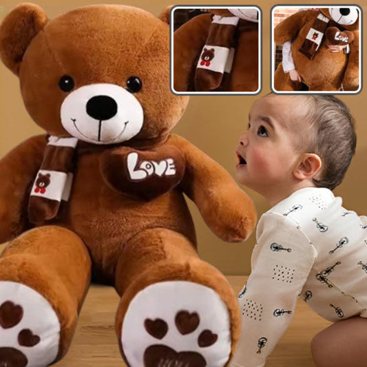 Enfant faisant un câlin à ours en peluche brun LOVE, moment tendresse