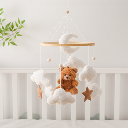 Mobile bebe au dessus berceau blanc avec nounours, nuages doux et croissant lune pour sommeil paisible