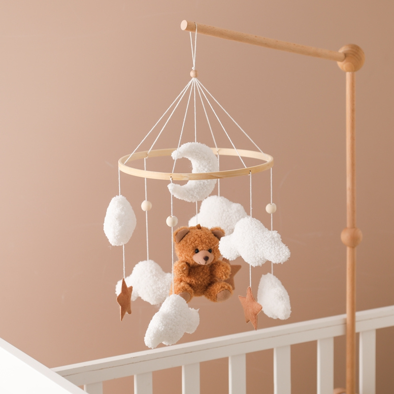 Mobile bebe avec fixation bois, nounours peluche, nuages blancs et etoiles pour developpement visuel