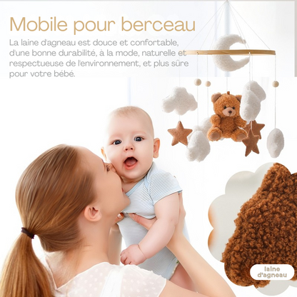 Mobile bebe laine agneau naturelle, maman tenant bebe, nounours nuages pour developpement sensoriel