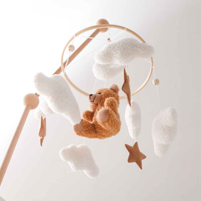 Mobile bebe minimaliste avec nounours marron, nuages blancs et etoiles sur support bois naturel