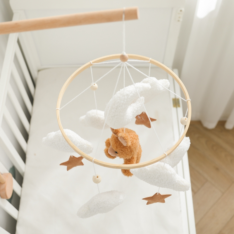 Mobile bebe vue aerienne avec nounours marron, nuages blancs et etoiles disposes en cercle bois