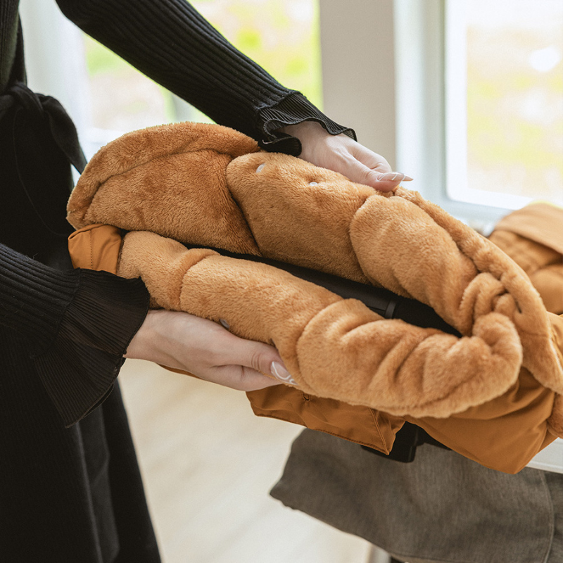 Moufle poussette intérieur en velours chaud et respirant, idéal pour garder les mains confortables en hiver.